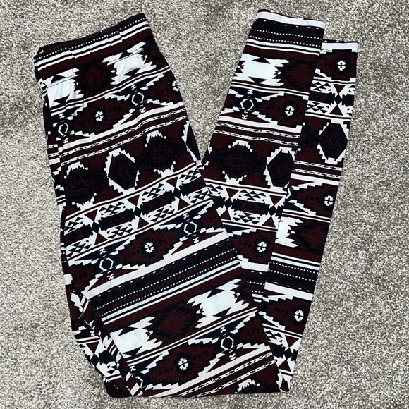 4/$24🦩 Aztec Leggings - Picture 1 of 8